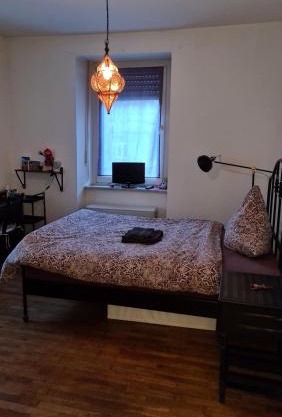 Gemütliches Zimmer in einer Altbauwohnung in der Stadt