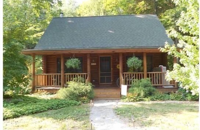 Genuine log cabin in Saugatuck area Goshorn Lake in Hidden Dunes Community