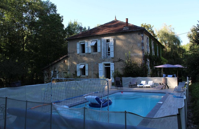 Gers, large house with private pool, park, near village, ideal for family