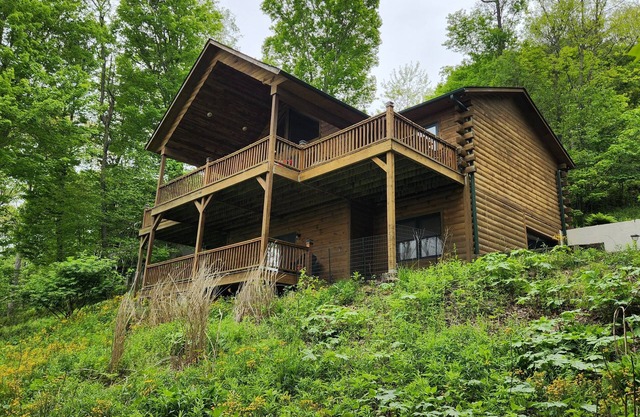 Get-Away Mountain Cabin. Hot Tub, Sunset Mtn. Views, Game Room, Near Asheville