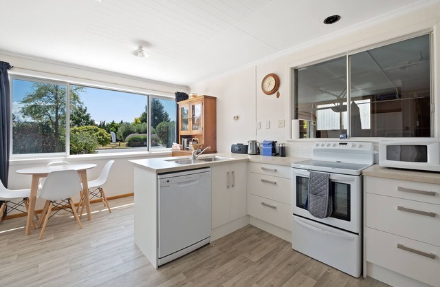 Getaway on the Green - Cromwell Holiday Home