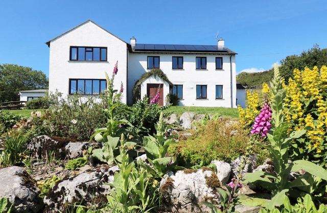 GHYLL BANK HOUSE, pet friendly, with open fire in Staveley