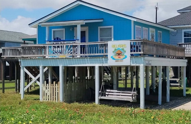 GILLIGANS BEACH HUT. RELAXING BEACHFRONT GETAWAY-PET FRIENDLY