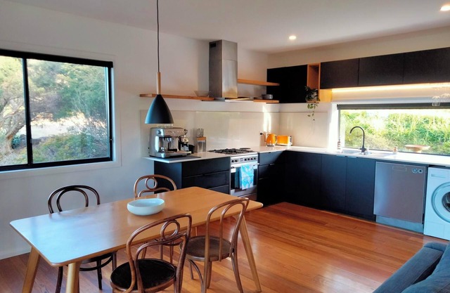 Girayir Cottage. Native gardens. Byron hinterland. Abundant wildlife.
