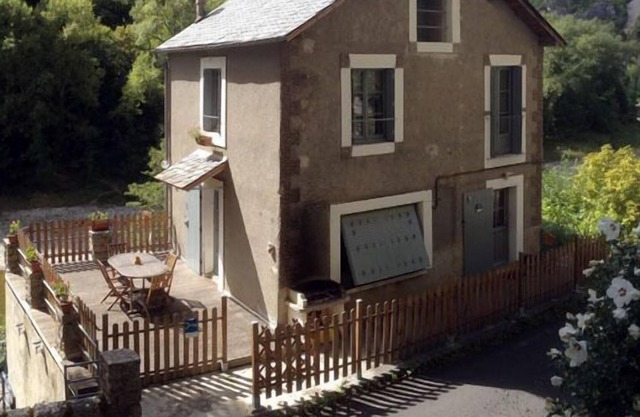 Gite 3 *** in hamlet with garden and terrace on the river bank