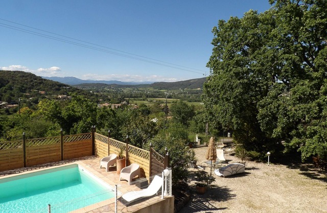 GITE CADES-MAS OF OLD OAK-WITH POOL IN PEACE