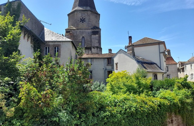 Gîte Déco is a beautiful Townhouse in the historical area of town with parking