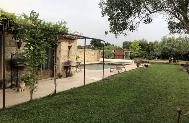 Gite in Provence for a couple, fully equipped, with swimming pool and large garden.