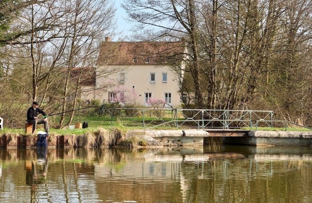 Gite in quiet hamlet by the canal, between Guédélon and Loire Valley