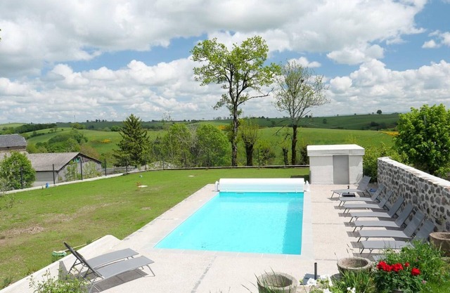 Gite Saint-Étienne-de-Carlat, 4 bedrooms, 9 persons