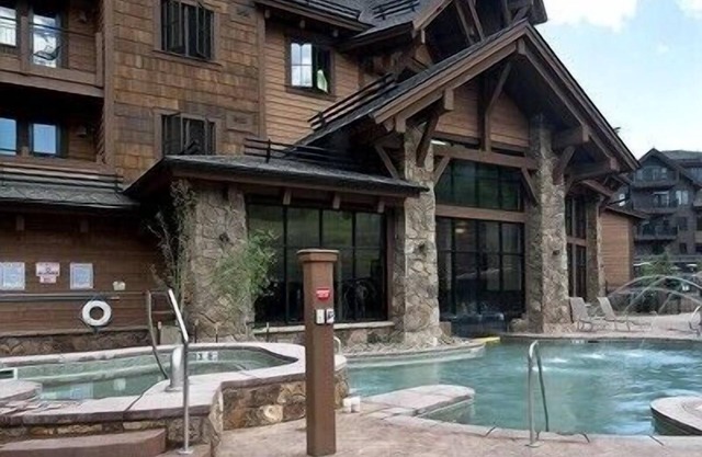 GL7 - Large Master one-bedroom, 900 ft., not a lock-off one-bedroom(suite)!