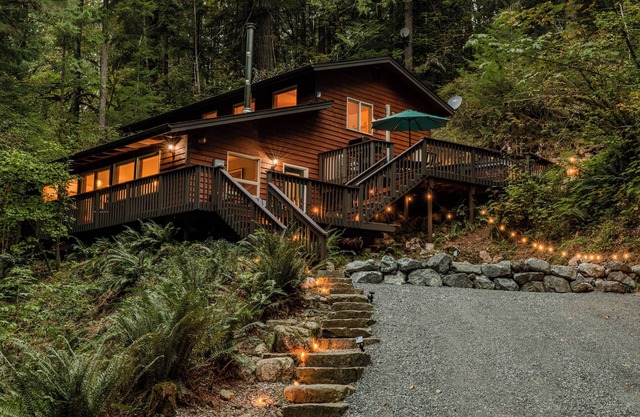 Glacier Hideaway - Mt. Baker Cabin - AC, Hot Tub, BBQ, WiFi, EV
