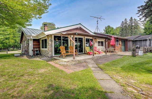 Gladwin Lakefront Cottage w/Deck, Grill!