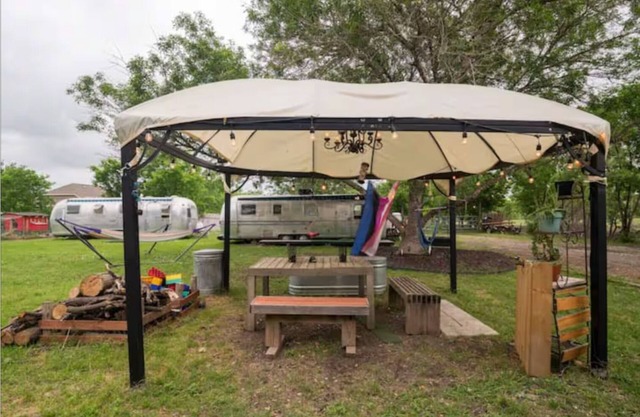 Glamping in Austin - 1975 Avion