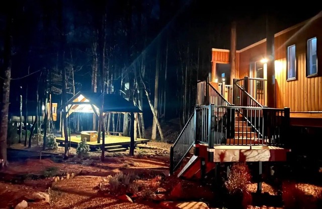 Glamping in Brevard - Ridgeline Treehouse
