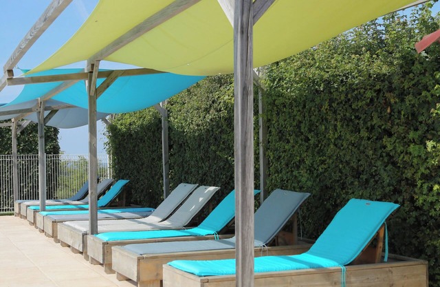 Glamping 'Safarilodge Tent 1 - 5 Personnes' with Private Terrace, Shared Garden and Wi-Fi