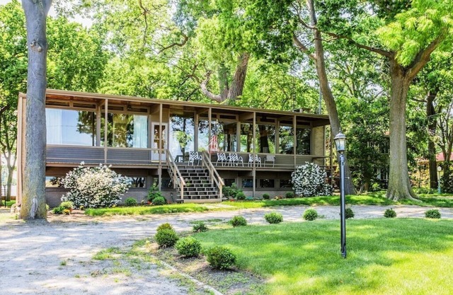 GLASS HOUSE 5 BR Private Lake Erie Beach Great for Summer, Fall & Winter
