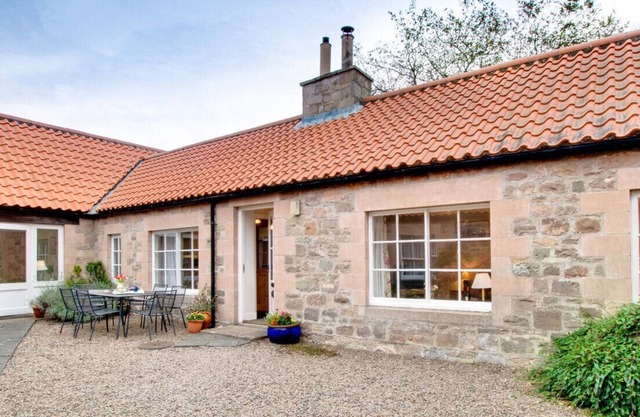 Glebe Court Cottage - Four Bedroom House, Sleeps 8