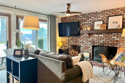 Glen Condo with Mountain Views Walk to Story Land