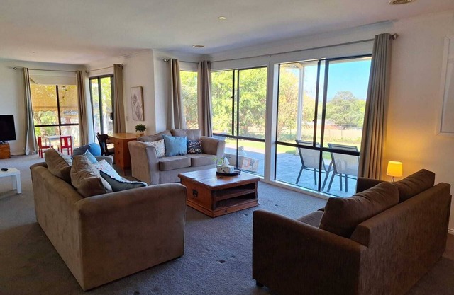Glenacre of Rutherglen - spacious house on an acre with great views