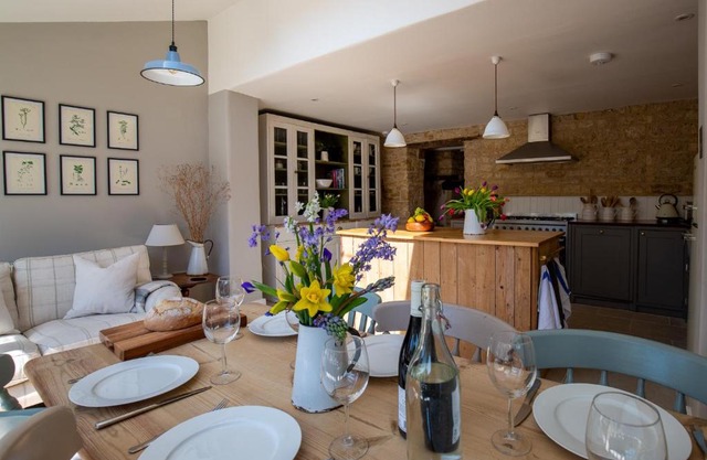 Gleneda Cottage - a renovated, traditional Cotswold cottage full of charm with fireplace and garden