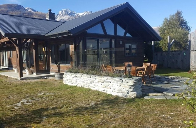 GLENORCHY HOUSE. 360° Mountains, by Lake and River.