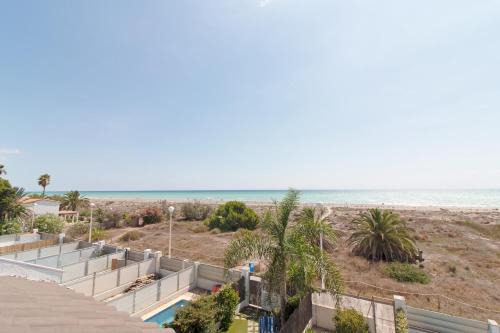 Global Properties, Adosado en primera linea de playa con vistas al mar