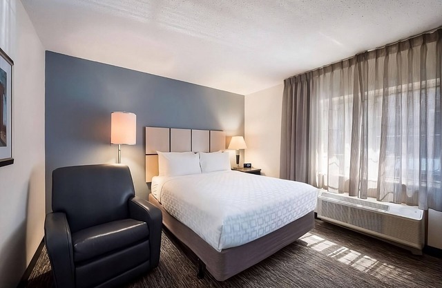 Go for a Walk in Thomas Jefferson Park! Pets-Allowed, Kitchen, Private Parking!