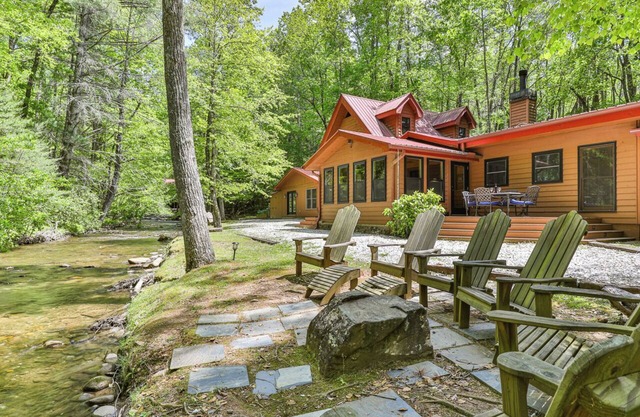 Go With The Flow-Creek front, only 10 mins to downtown Ellijay/Minimum Age Requ