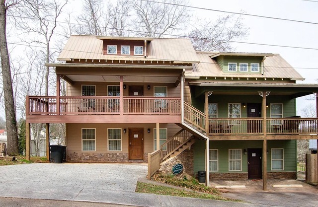 Golden Pines Villa on Choice Avenue - Steps to Downtown