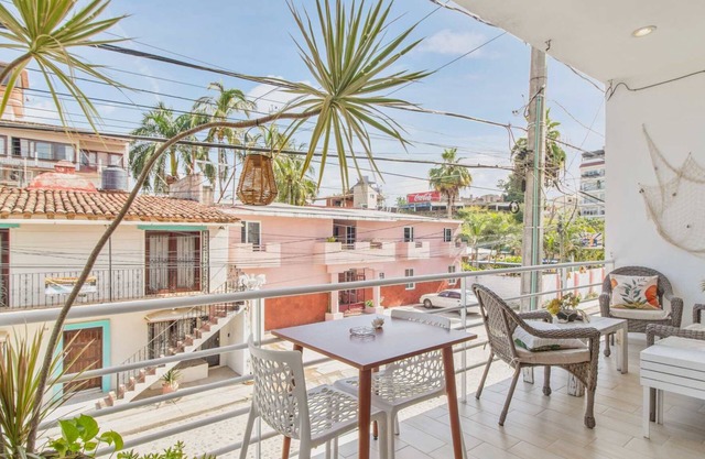 Golden Zone Studio w/Pool - 2 Min to Beach
