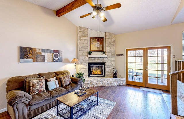 Golf course-view home with yard, grill, AC, & W/D - dog-friendly
