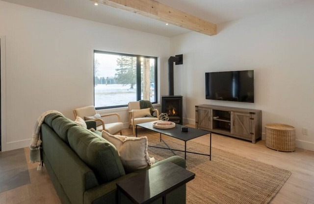 Golf Haus 1 - Mont-Tremblant · Escape to a 3BR, Serene & Modern Cabin Retreat
