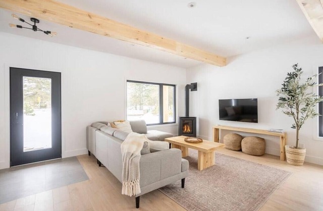 Golf Haus 2, Mont-Tremblant · Modern 3BR Cabin Getaway