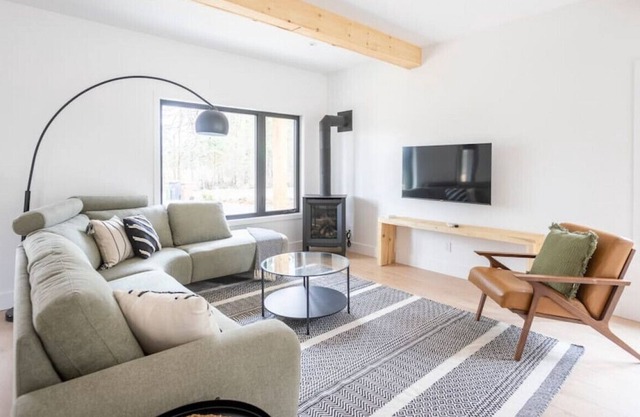 Golf Haus 3, Mont-Tremblant · Newly Built 3BR Scandinavian Farmhouse