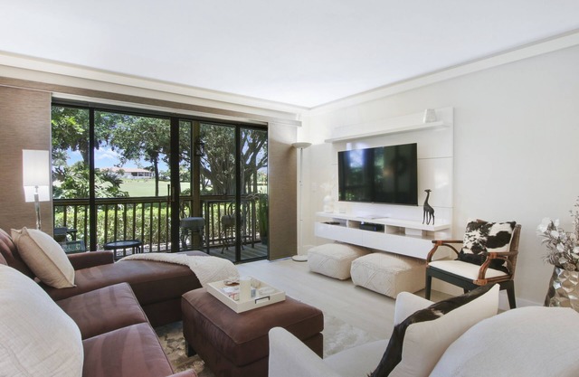 Golf Views - Pool - Walk to PGA Resort - Dog Friendly!
