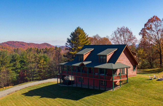 Good Medicine - 10 minutes to Boone! Long range views, hot tub, fire pit!