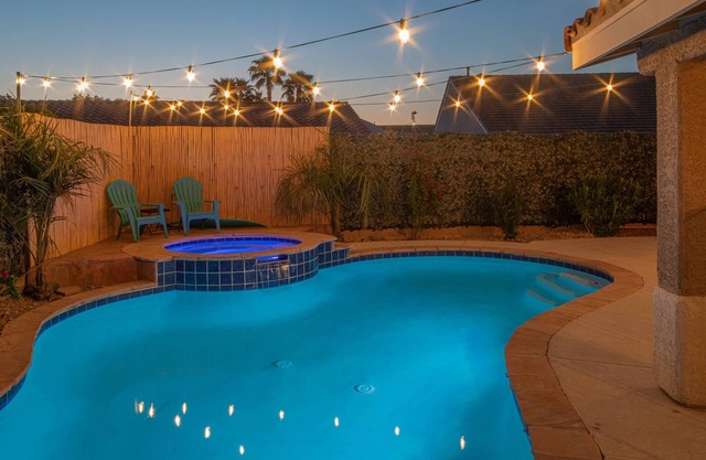 Good Vibes off the strip, 5BR with 2 King Beds + Pool