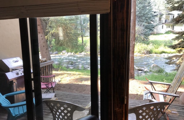 Gore Creek just off the back deck, Free Bus, Wi-Fi, Hot Tub, Summer Pool