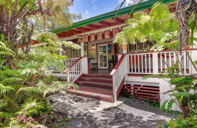 Gorgeous 3bd/2ba villa with covered patio, ping pong table, BBQ & playground
