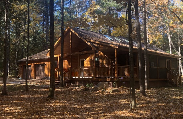 Gorgeous 3bd 3ba Log Home w/Sauna, Screened Porch, and Fire Pit