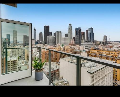 Gorgeous 3BR High-Rise with Pool, Spa & City Views
