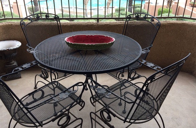 GORGEOUS, 5 miles to U of A, *Pool View* PATIO, HOT TUB, Fitness, LAUNDRY, WIFI