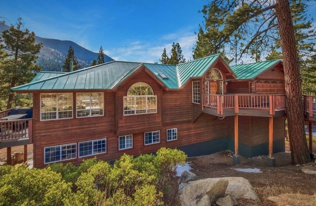 Gorgeous 7 BR, 6 Bath, sleeps 9 Privacy, Big Views Hot Tub, Meticulously Clean!