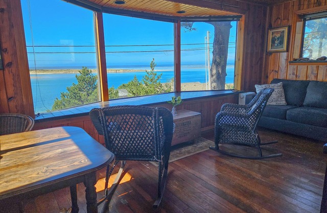 Gorgeous Bay view upper level apartment!