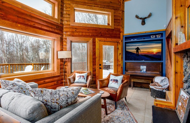 Gorgeous cabin home with private hot tub, private washer/dryer, & gas fireplace