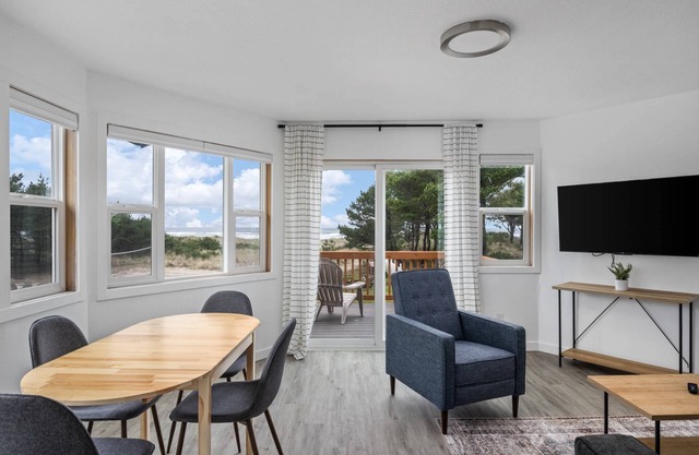 Gorgeous Coastline Setting, Pet Friendly, Seconds to Beach, Community Fire-Pit & Volleyball - Unit 2