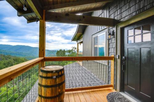 Gorgeous Gatlinburg Cabin Large Deck and Hot Tub!