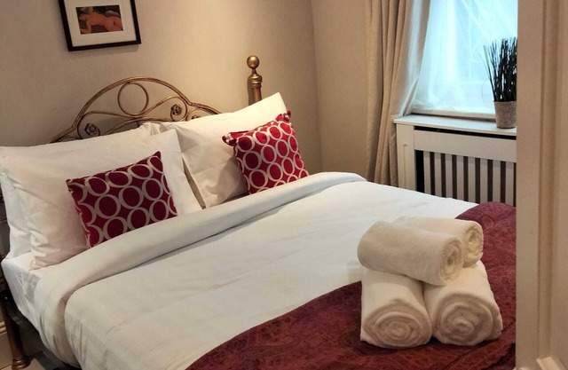 Gorgeous Georgian apartment, 2 King beds and Garden