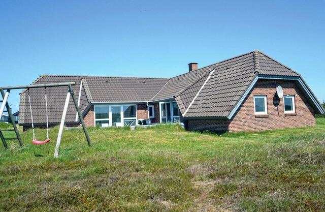Gorgeous home in Hvide Sande with sauna